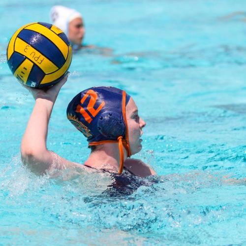 91Ƶ water polo player passing the ball